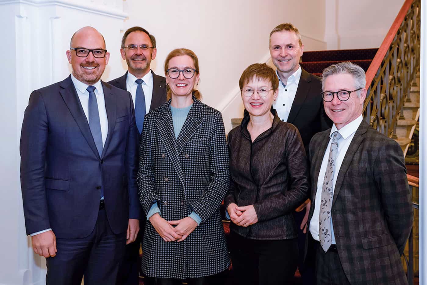 Die Vertreter der Regierung und des LIHK-Vorstands beim Austausch über aktuelle Themen der Wirtschaft im Regierungsgebäude.