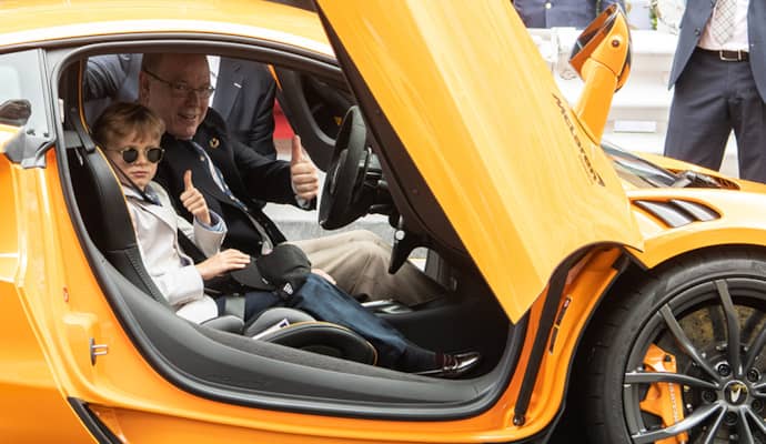 S.D. Fürst Albert II. von Monaco fährt den brandneuen McLaren Artura bei der Eröffnungsrunde des Grossen Preises von Monaco 2022