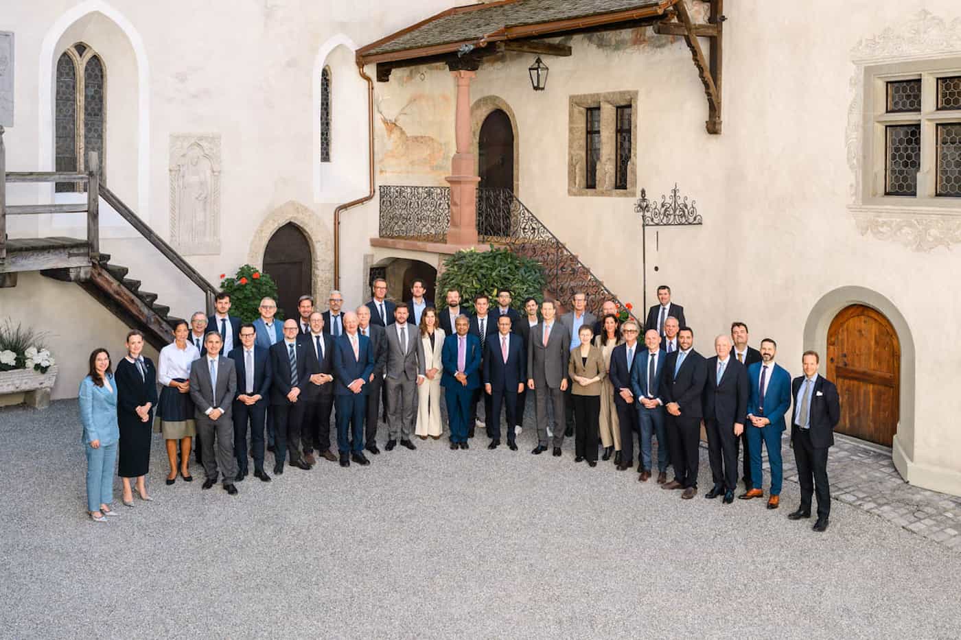 Die Teilnehmerinnen und Teilnehmer des Vaduz Space Dialogue beim Empfang auf Schloss Vaduz durch S.D. Erbprinz Alois von und zu Liechtenstein. 