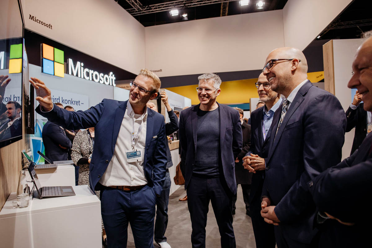 Regierungschef Daniel Risch im Austausch mit Ausstellern.