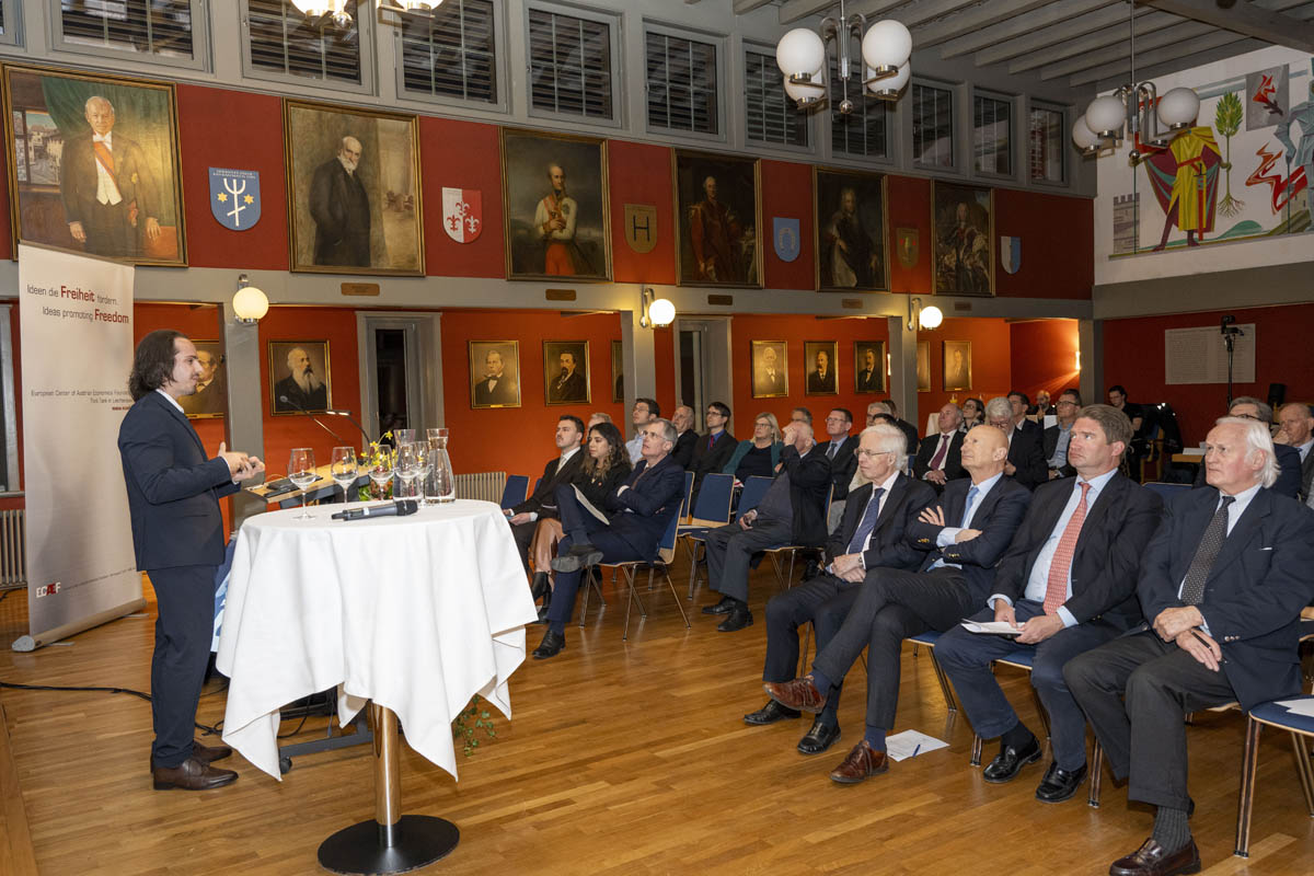 Andres Ruiz Benito bei der Präsentation seines Essays im Rathaus Vaduz