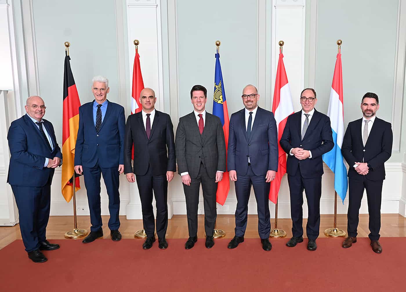 Empfang im Regierungsgebäude: Die Staatssekretäre Edgar Franke und Rolf Schmachtenberg (Deutschland), Bundesrat Alain Berset (Schweiz), Regierungsrat Manuel Frick (Liechtenstein), Regierungschef Daniel Risch (Liechtenstein), Bundesminister Johannes Rauch (Österreich) und Erster Regierungsrat Abilio Fernandes (Luxemburg).