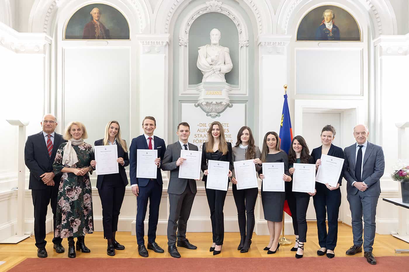 Hilmar Hoch, Vorsitzender Prüfungskommission Rechtsanwälte, Regierungsrätin Graziella Marok-Wachter, die Absolventinnen und Absolventen sowie Robert Schneider, Präsident der Rechtsanwaltskammer Liechtenstein.