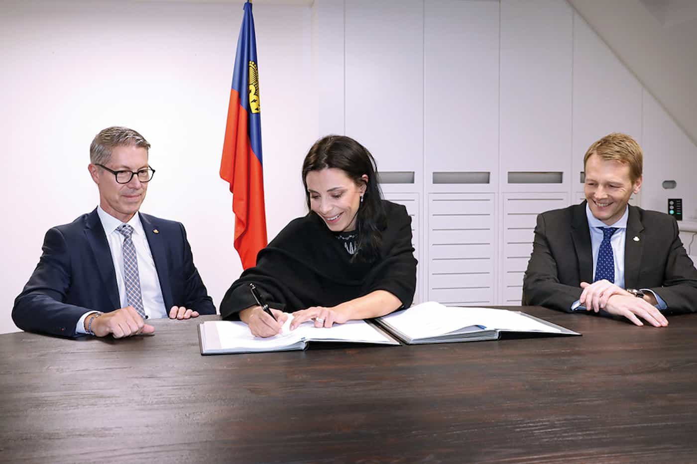 Stefan Marxer, LOC Präsident; Dominique Hasler, Sportministerin; Beat Wachter, LOC Geschäftsführer bei der Unterzeichnung der Leistungsvereinbarung.