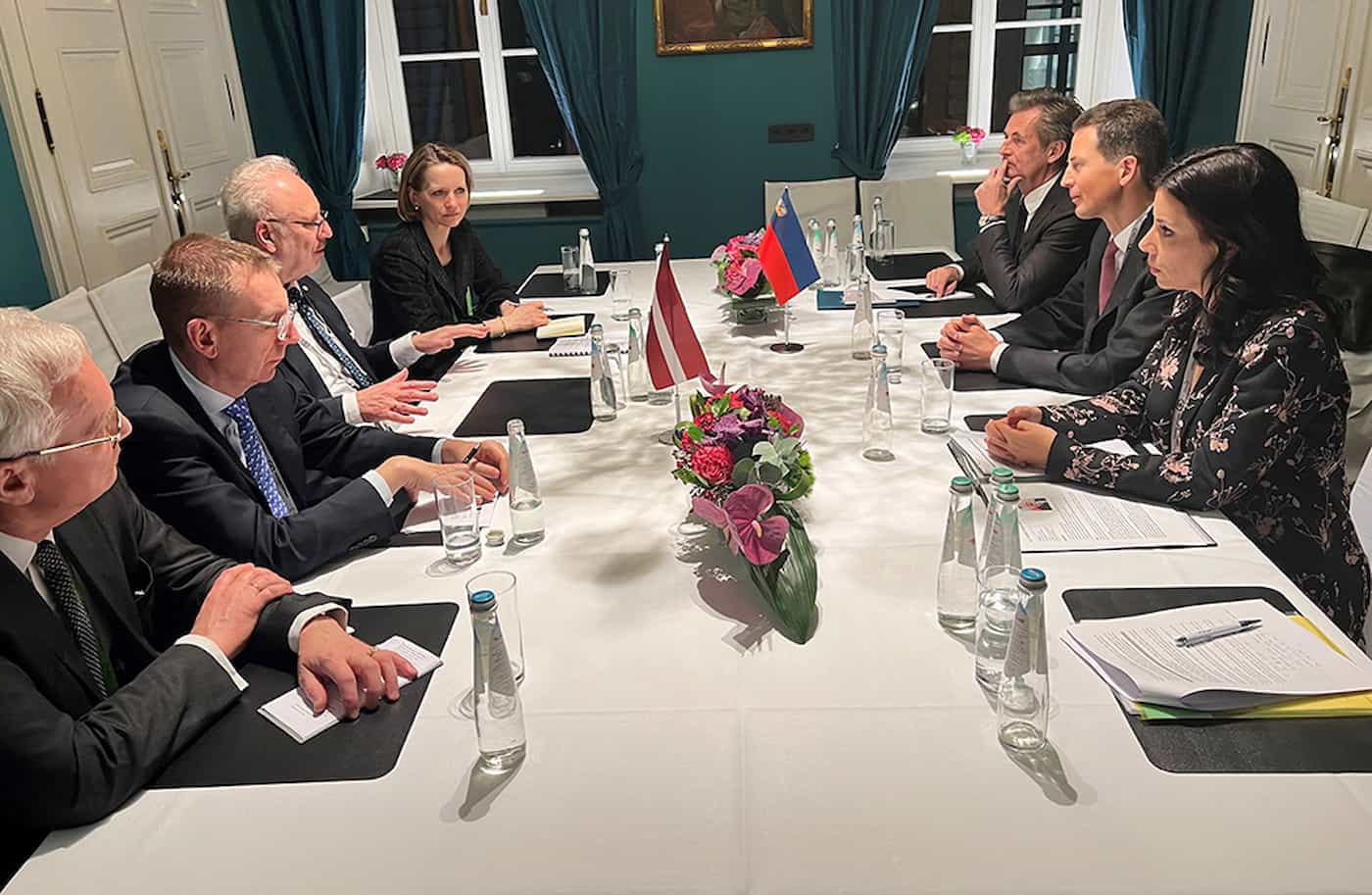 Die Liechtensteinische Delegation mit Präsident Egils Levits und Aussenminister Edgars Rinkevics aus Lettland. Foto: © Isabel Frommelt-Gottschald, Botschafterin