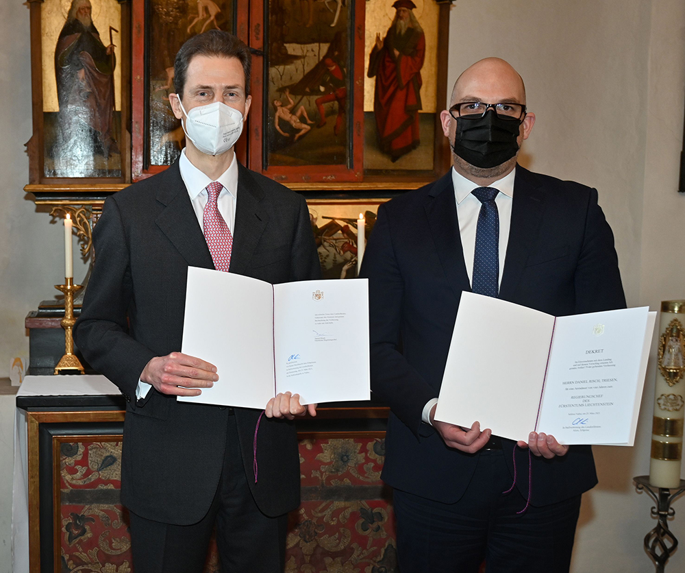 S.D. Erbprinz Alois von und zu Liechtenstein überreicht Regierungschef Dr. Daniel Risch das unterzeichnete Dekret