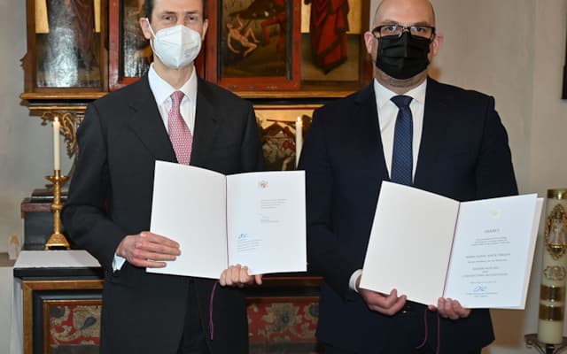 S.D. Erbprinz Alois von und zu Liechtenstein überreicht Regierungschef Dr. Daniel Risch das unterzeichnete Dekret