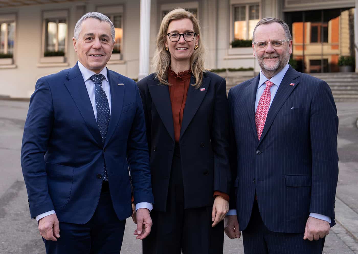 Ignazio Cassis, Bundesrat der Schweizerischen Eidgenossenschaft und amtierender Vorsitzender der OSZE, Sabine Monauni, stellvertretende Regierungschefin des Fürstentums Liechtenstein, sowie Sepp Schellhorn, Staatssekretär im Bundesministerium für europäische und internationale Angelegenheiten der Republik Österreich. (Quelle: EDA/Neal Schuler)