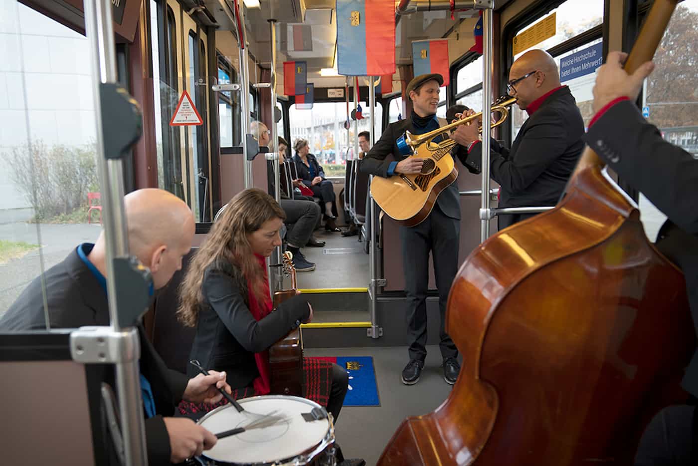 Während der Tramfahrt bespielten Amik Guerra, Suzie Candell, Roger Szedalik, Maximilian Näscher und David Mäder in unterschiedlichen Formationen die mobile Konzertbühne «Nünitram»