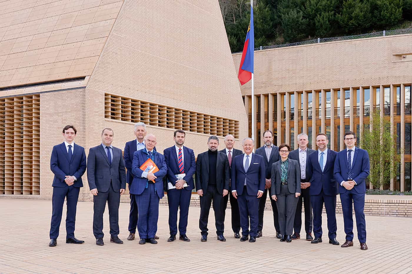 Die parlamentarischen Delegationen Frankreichs und Liechtensteins beim Gruppenbild vor dem Landtag in Vaduz.