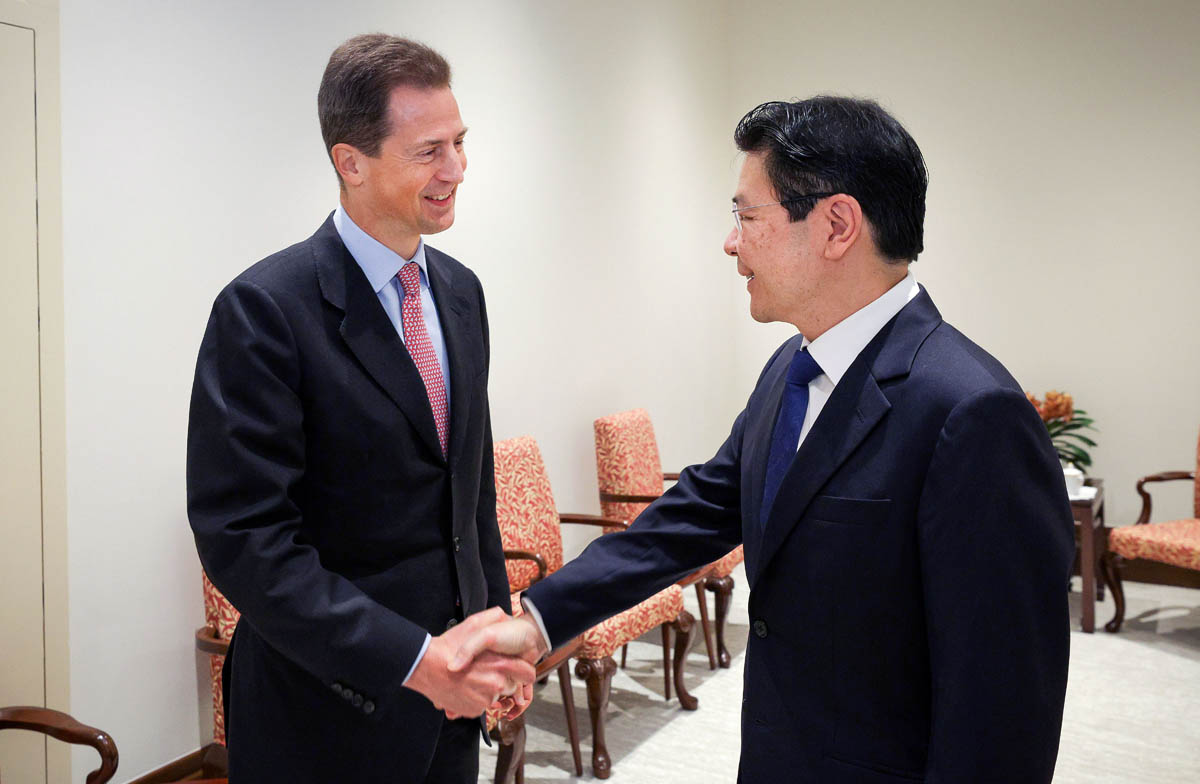 S.D. Erbprinz Alois von und zu Liechtenstein wird vom Premierminister Singapurs, Lawrence Wong, begrüsst. (Copyright: Ministry of Digital Development and Information, Singapur)