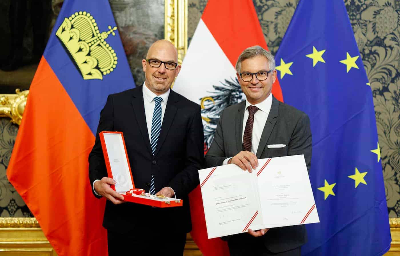 Bundesminister Magnus Brunner verlieh im Namen des Bundespräsidenten Alexander Van der Bellen dem Liechtensteinischen Regierungschef Daniel Risch das grosse Goldene Ehrenzeichen am Bande für Verdienste um die Republik Österreich. 