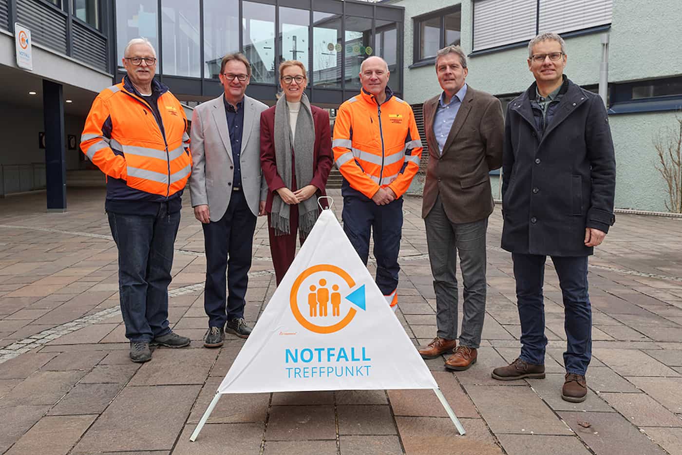 Nöldi Matt (Leiter Gemeindeschutz), Dominik Amman (Vize-Vorsteher), Regierungschef-Stellvertreterin Sabine Monauni, Rolf Müller, (Leiter Gemeindeschutz) Emanuel Banzer (Leiter Amt für Bevölkerungsschutz) und Adrian John (Amt für Bevölkerungsschutz) bei der Einführung des Notfalltreffpunkts der Gemeinde Mauren