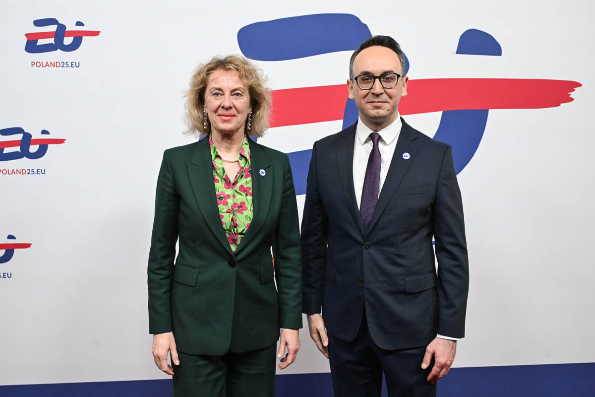 Graziella Marok-Wachter bei der Begrüssung durch den polnischen Verkehrsminister Dariusz Klimczak. (Quelle: Radek Pietruszka)