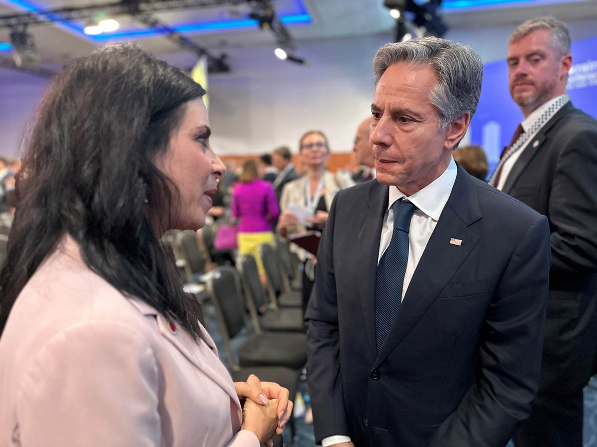 Regierungsrätin Dominique Hasler im Gespräch mit dem US-Amerikanischen Aussenminister Antony Blinken.