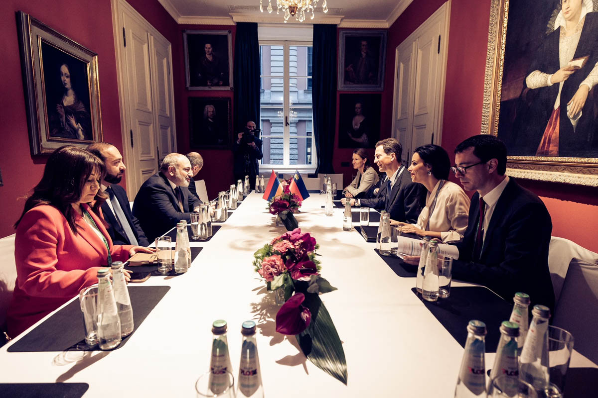 Bilaterales Treffen S.D. Erbprinz Alois von und zu Liechtenstein und Regierungsrätin Dominique Hasler mit dem Premierminister von Armenien Nikol Pashinyan.