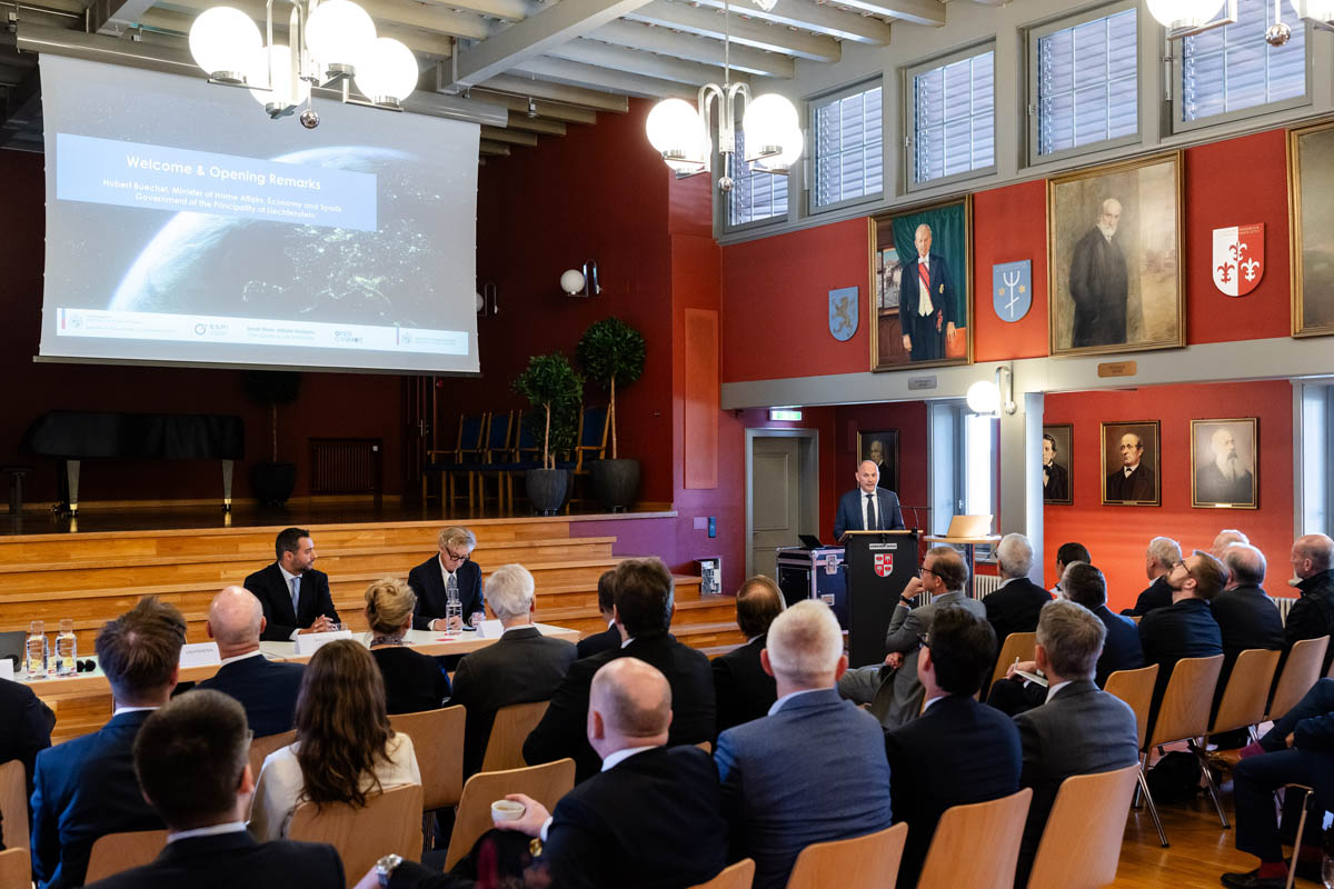In Kooperation mit dem europäischen Raumfahrtunternehmen Open Cosmos und unterstützt von der Europäischen Weltraumorganisation hat das Ministerium für Inneres, Wirtschaft und Sport am 28. September 2026 den Vaduz Space Dialogue 2026 durchgeführt.