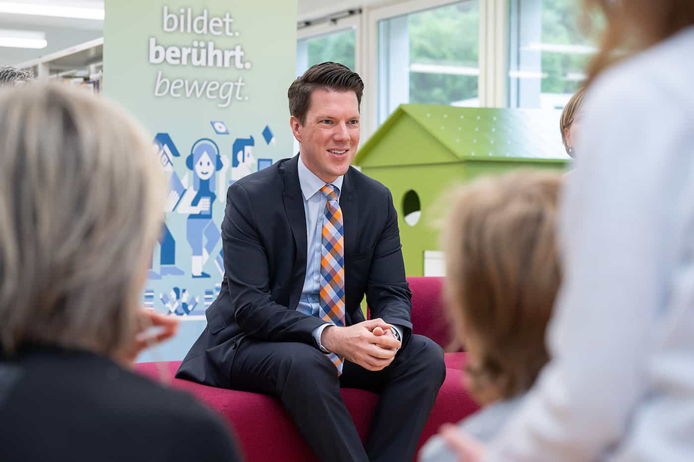 Regierungsrat Manuel Frick am Vorlesetag in der Landesbibliothek / Foto: © IKR / Michael Zanghellini