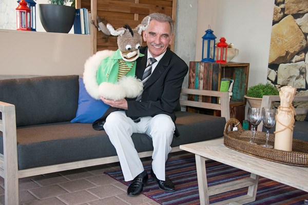 Nicolas Senn, Christa Rigozzi, Kliby und Caroline bei Delta Möbel