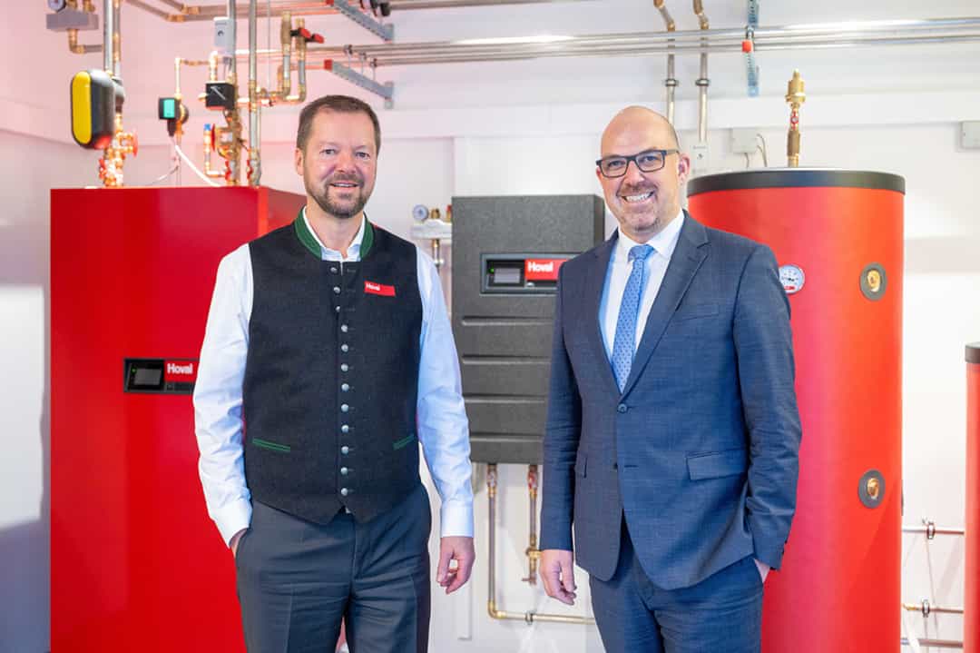 Wolfgang Allgäuer, Geschäftsführer der Hoval GmbH in Aschheim und Regierungschef Daniel Risch. (Quelle: Thomas Plettenberg)