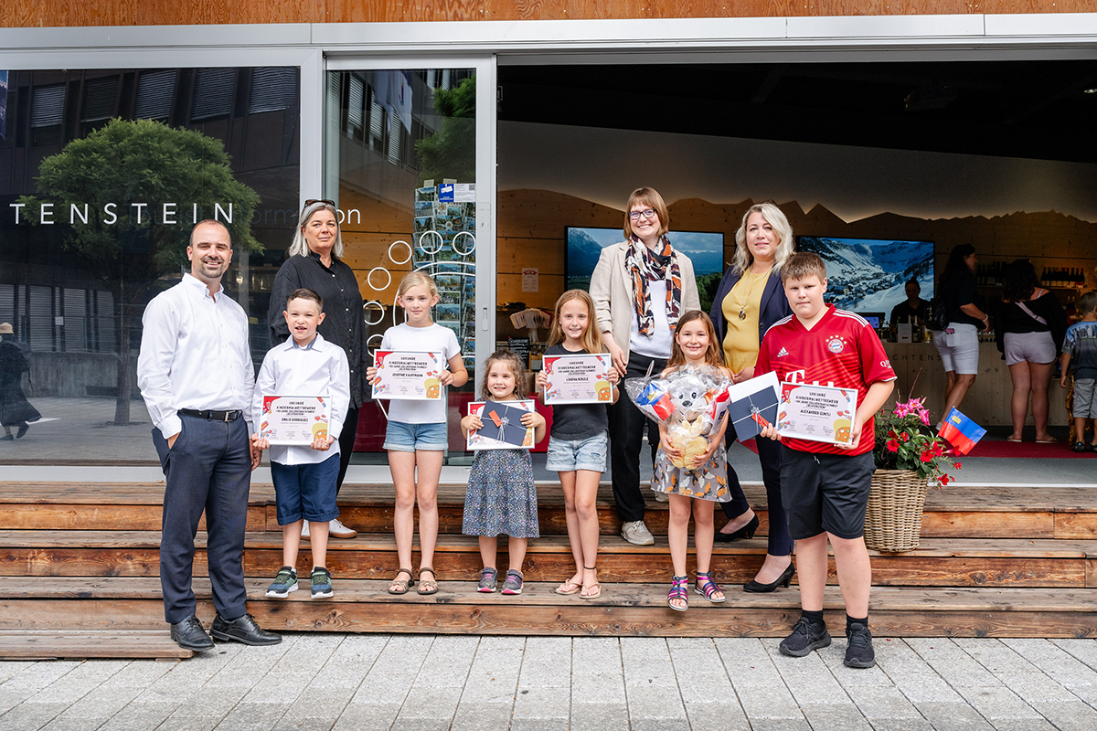 10 Kinder erhalten Preise zum Zollvertrags-Malwettbewerb