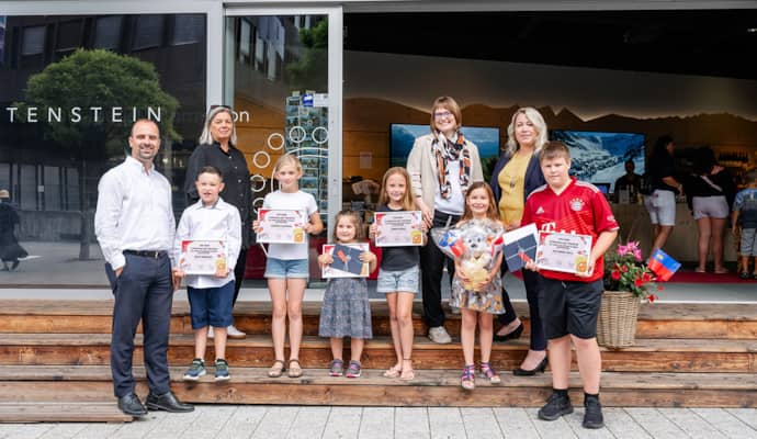 10 Kinder erhalten Preise zum Zollvertrags-Malwettbewerb