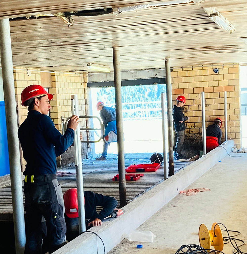 HILTI – Die Lernenden im 2. Ausbildungsjahr unterstützten Bergbauern in Savognin beim Ausbau beim Ausbau eines Stalls gemäss den neuen Tierschutzvorschriften.