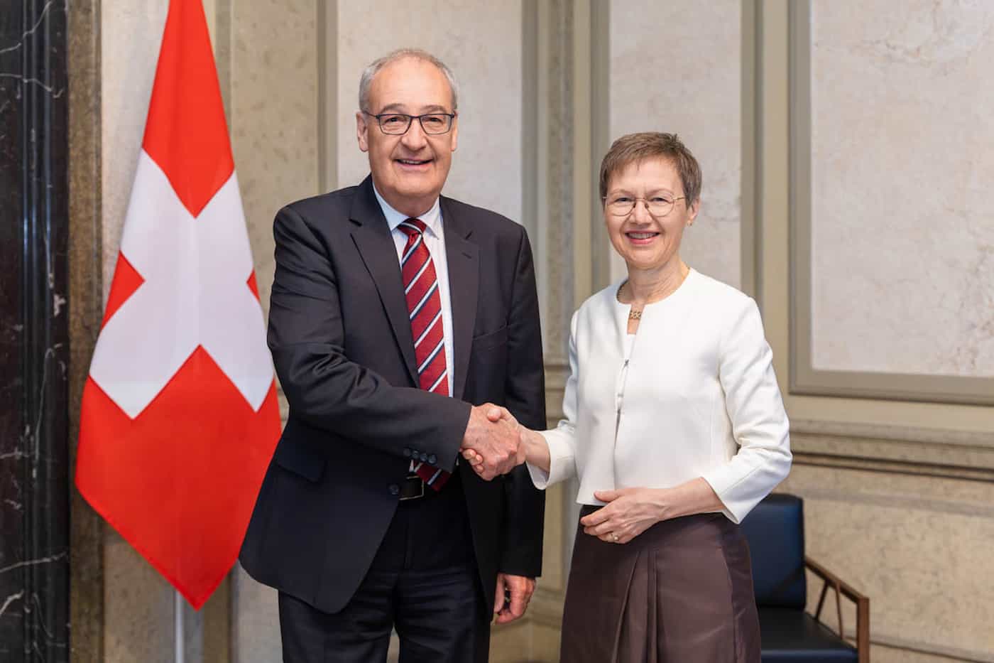 Bundespräsident Guy Parmelin begrüsst Regierungschefin Brigitte Haas in Bern. (Quelle: IKR/Yannick Zurflüh)