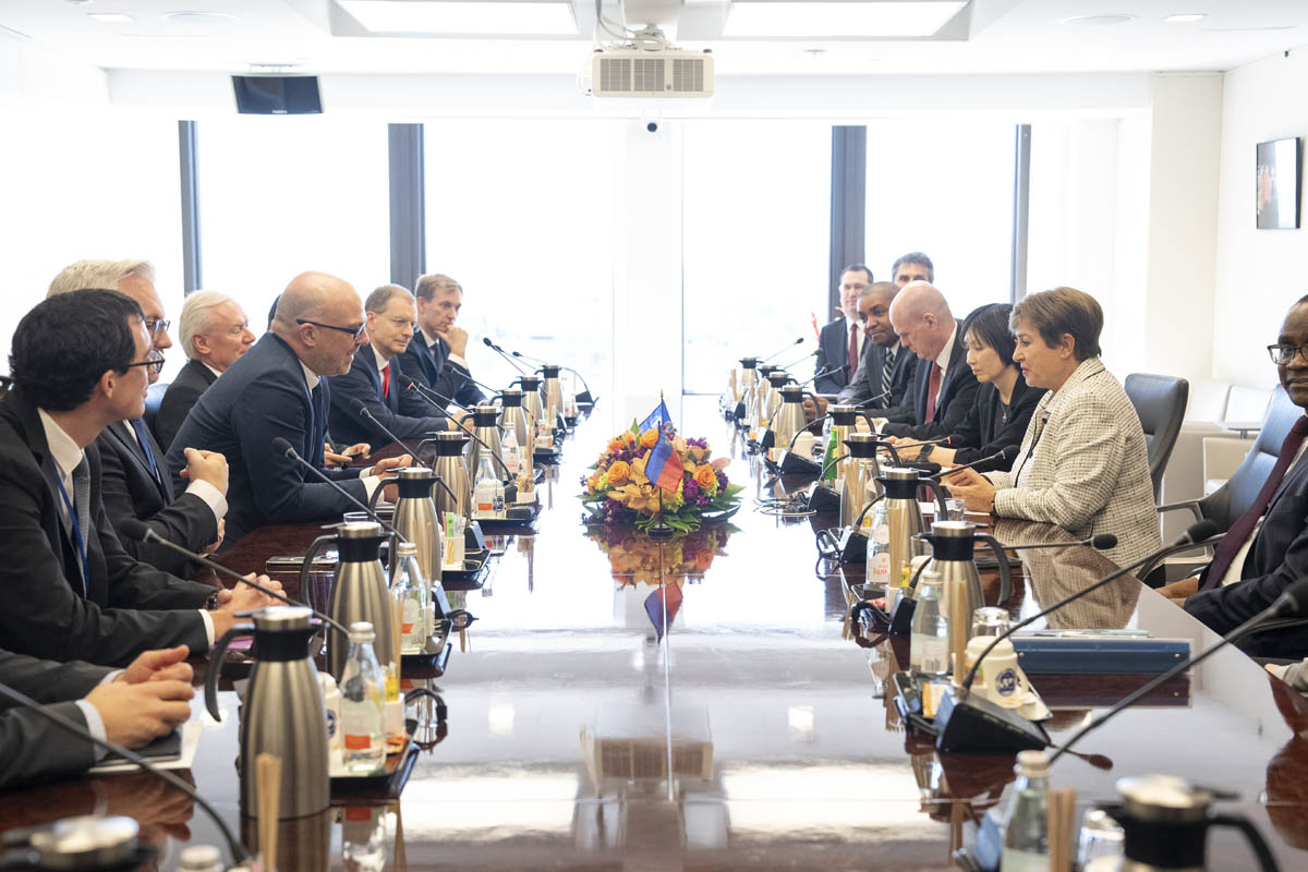 Arbeitsgespräch der beiden Delegationen. (Quelle: IMF Photo)