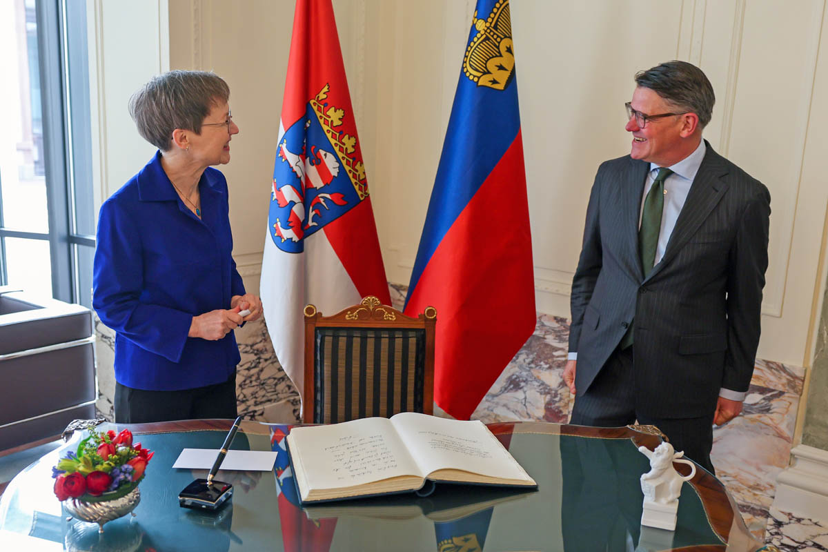 Regierungschefin Brigitte Haas beim Eintrag in das Goldene Buch mit dem hessischen Ministerpräsidenten Boris Rhein. (Quelle: Hessische Staatskanzlei)