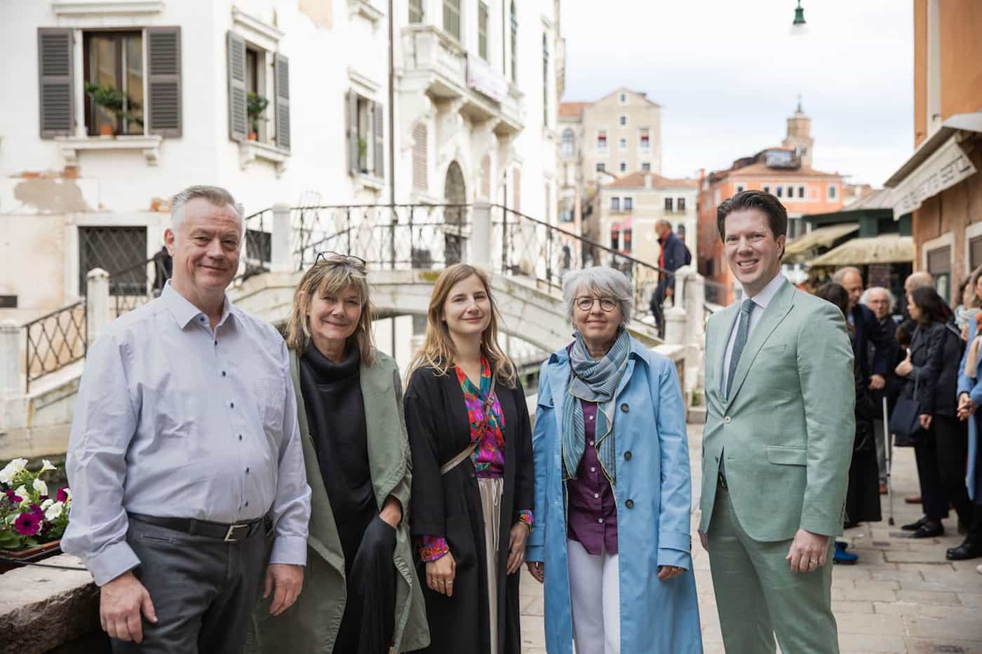Das Kuratorenduo Elmar Gangl und Ursula Wolf sowie die liechtensteinische Künstlerin Karin Ospelt mit Bundesrätin Elisabeth Baume-Schneider und Regierungsrat Manuel Frick bei der Eröffnung der Ausstellung «Klafter - Wert und Wertschätzung». (Quelle: Marta Buso)