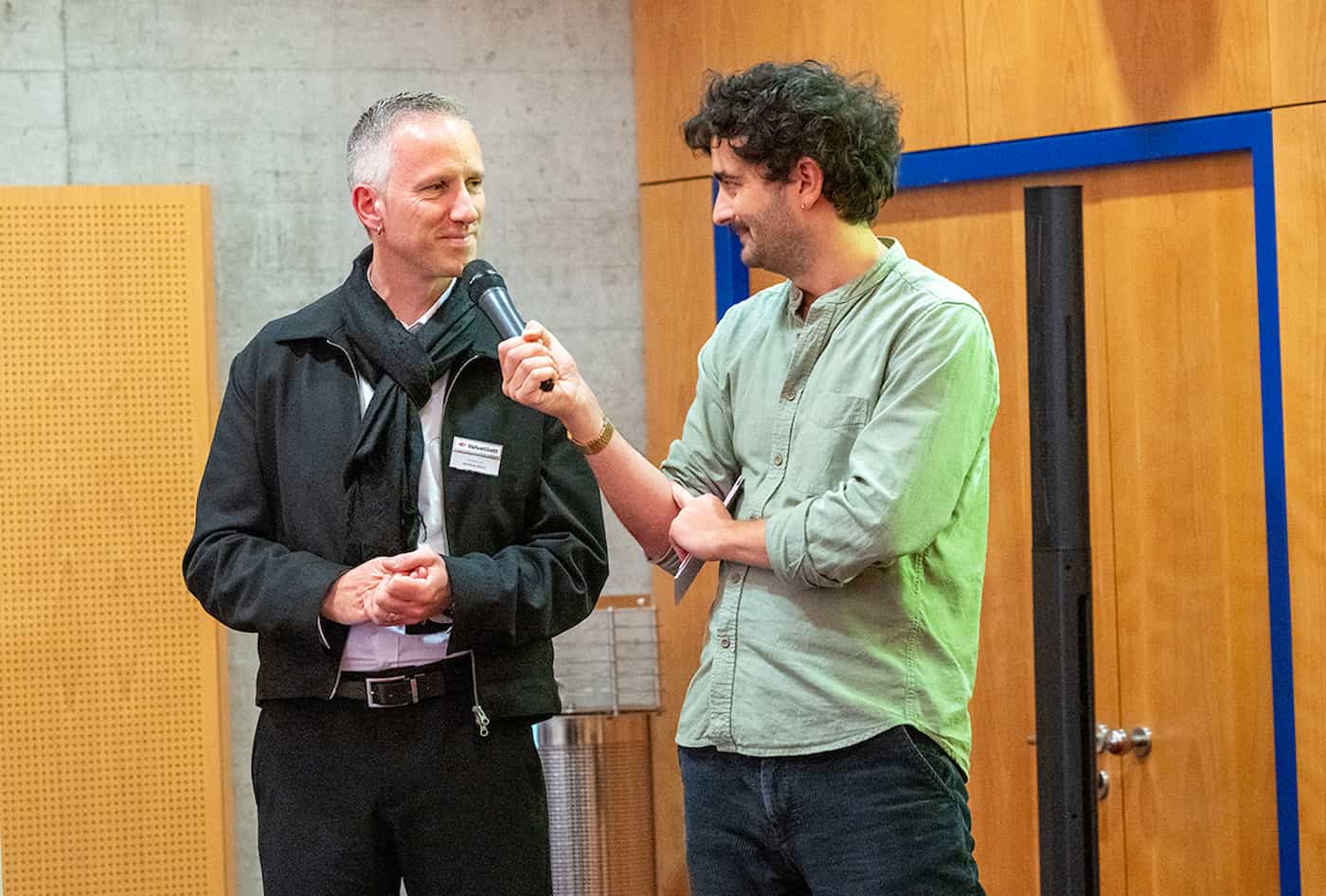 (v.l.) CEO Markus Josat und Moderator Dario Cantieni