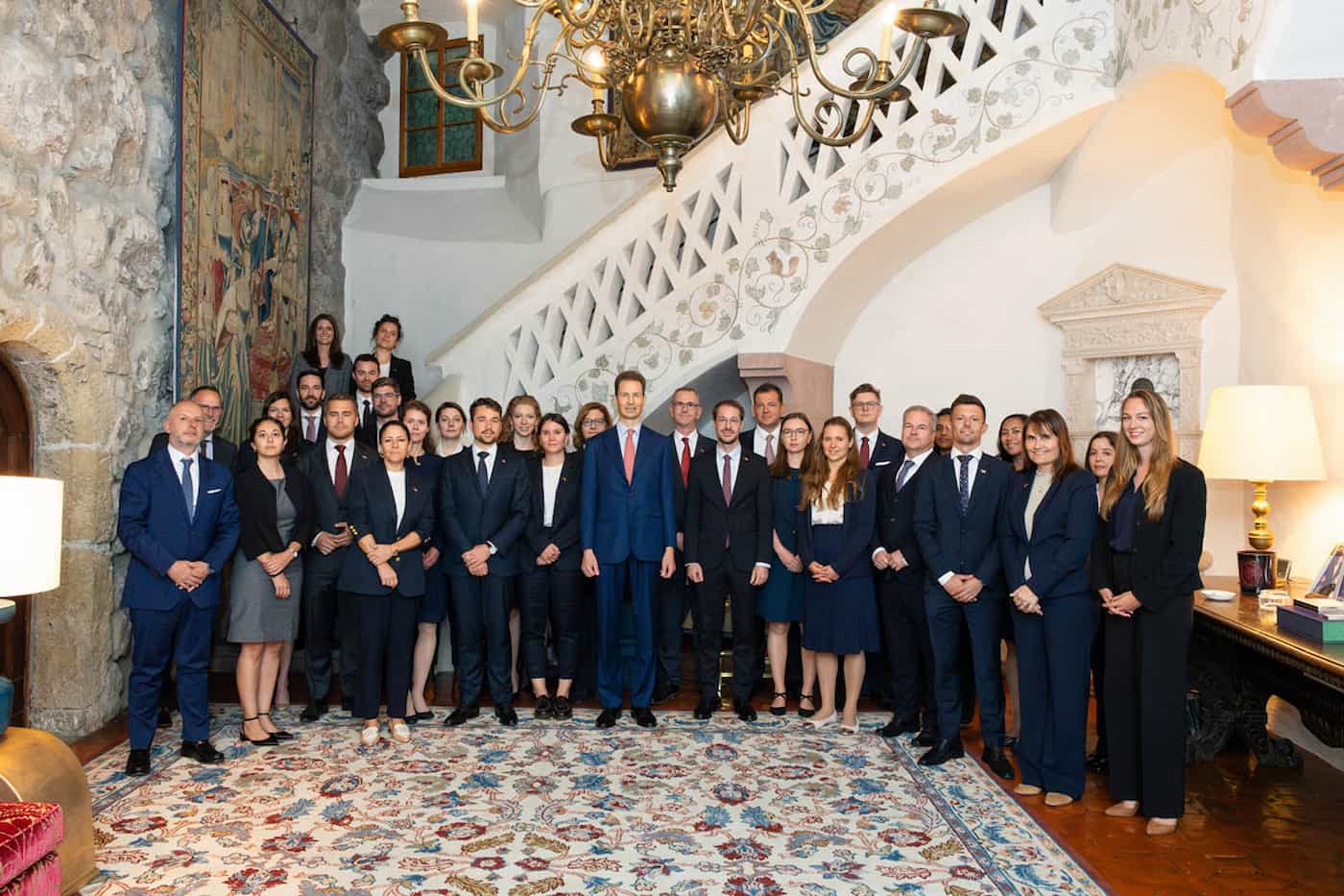 Die Stagiaires des schweizerischen diplomatischen und konsularischen Dienstes wurden von S.D. Erbprinz Alois von und zu Liechtenstein auf Schloss Vaduz empfangen.