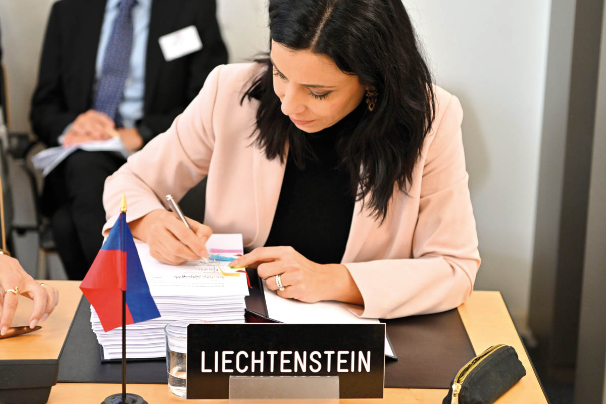 Regierungsrätin Dominique Hasler unterzeichnet das modernisierte EFTA-Freihandelsabkommen mit Chile. (Quelle: EFTA Secretariat)