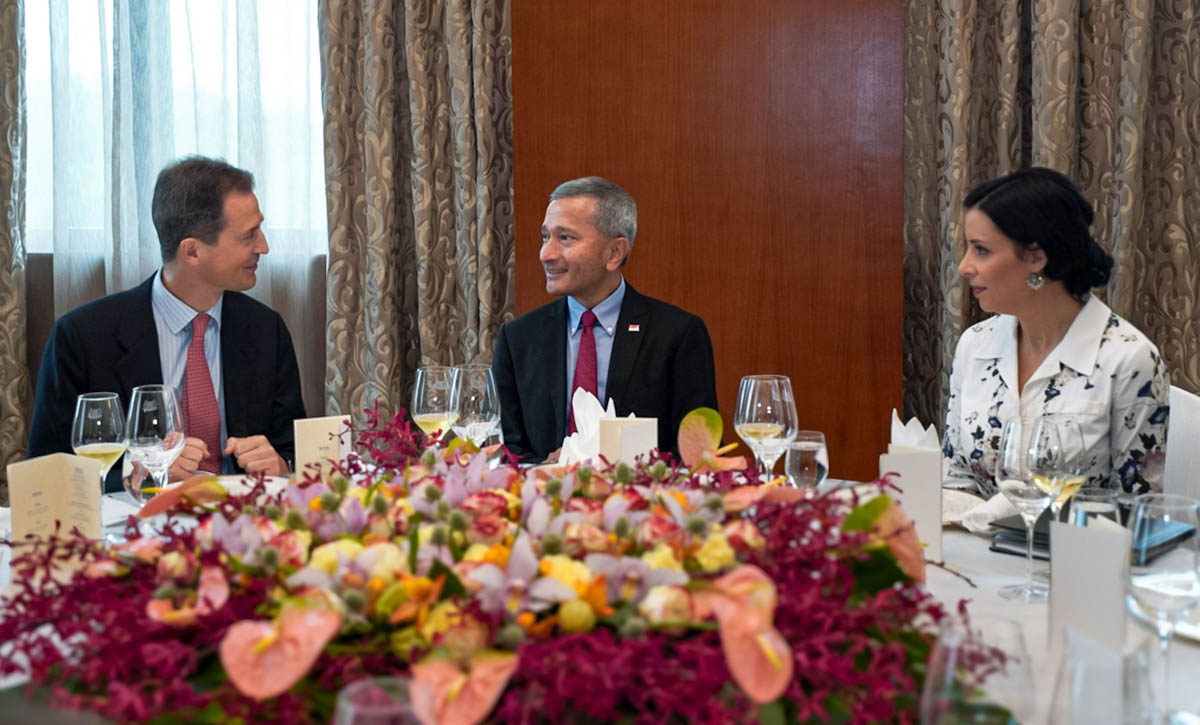 S.D Erbprinz Alois von und zu Liechtenstein, Singapurs Aussenminister Vivian Balakrishnan und Regierungsrätin Dominique Hasler beim Arbeitsgespräch. (Copyright: Ministry of Foreign Affairs, Singapur)