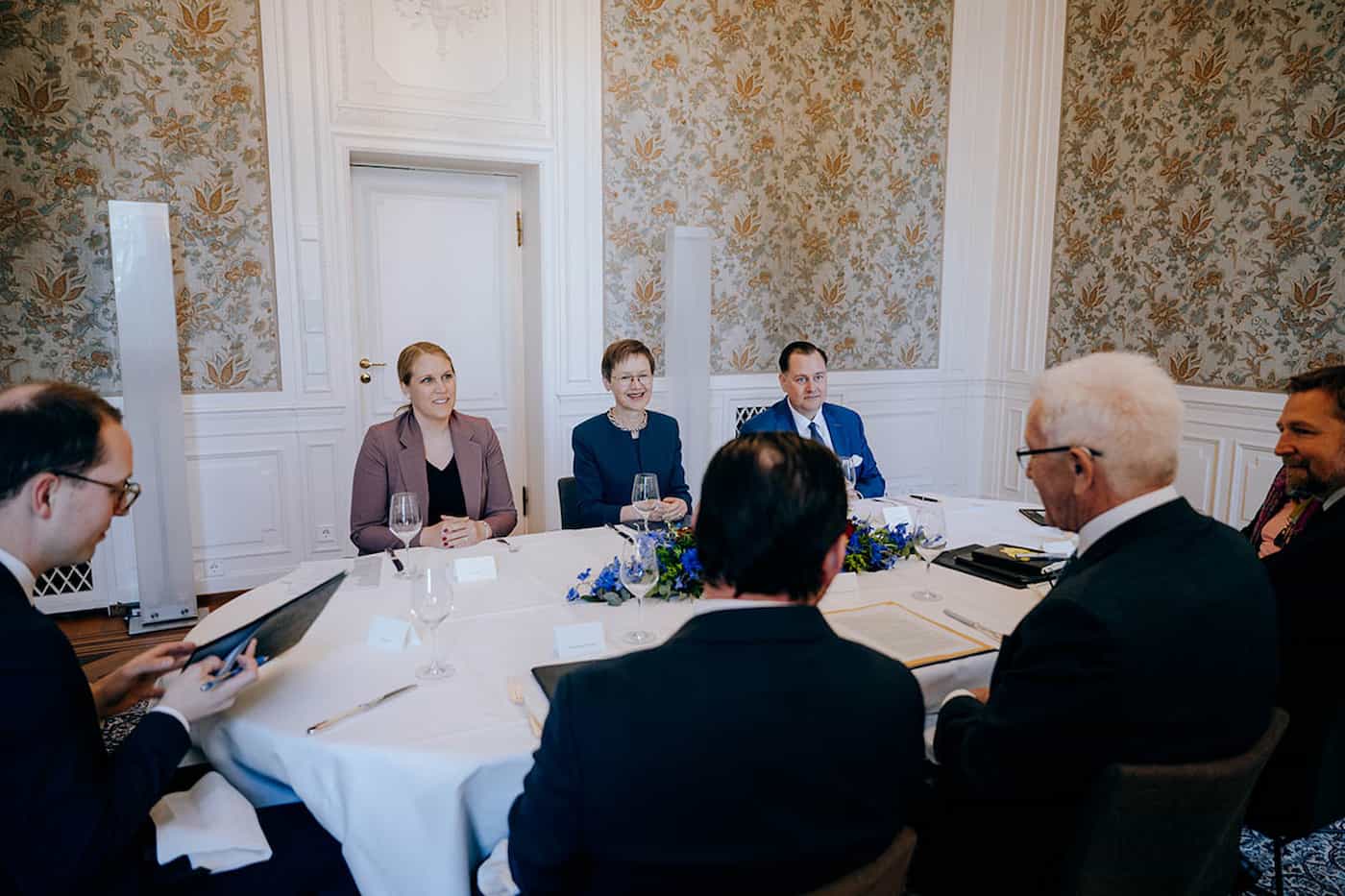 Die Liechtensteinische Delegation mit Generalsekretärin Eve Beck, Regierungschefin Brigitte Haas und Regierungssekretär Michael Hasler im Gespräch mit Ministerpräsident Winfried Kretschmann und der Delegation von Baden-Württemberg.