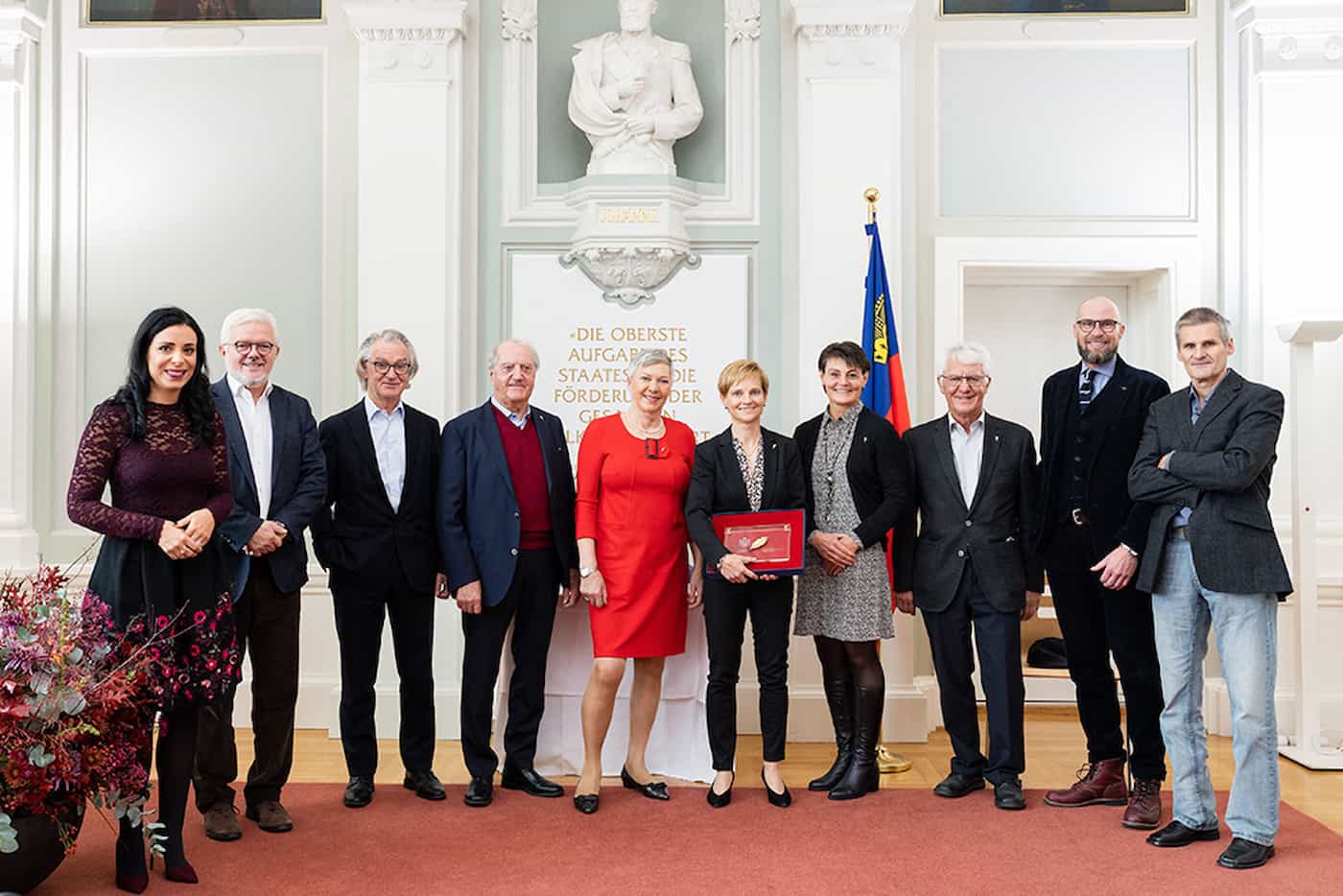 Sportministerin Dominique Hasler mit den Träger und Trägerinnen des Goldenen Lorbeerblatts