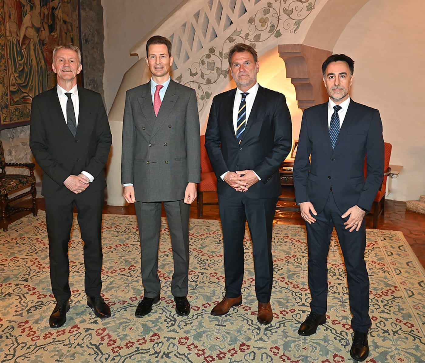 Empfang auf Schloss Vaduz: Arne Roksund (Präsident; Norwegen), S.D. Erbprinz Alois von und zu Liechtenstein, Arni Pall Arnason (Island) und das liechtensteinische Kollegiumsmitglied Stefan Barriga (© IKR)