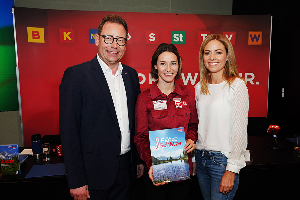 (v.l.) Markus Klement (Landesdirektor ORF Vorarlberg) mit Karateka Bettina Plank (Olympiabronze-Medaillen-Gewinnerin Tokio 2020) und Moderatorin Kerstin Polzer (ORF Vorarlberg) © ORF Roman Zach-Kiesling