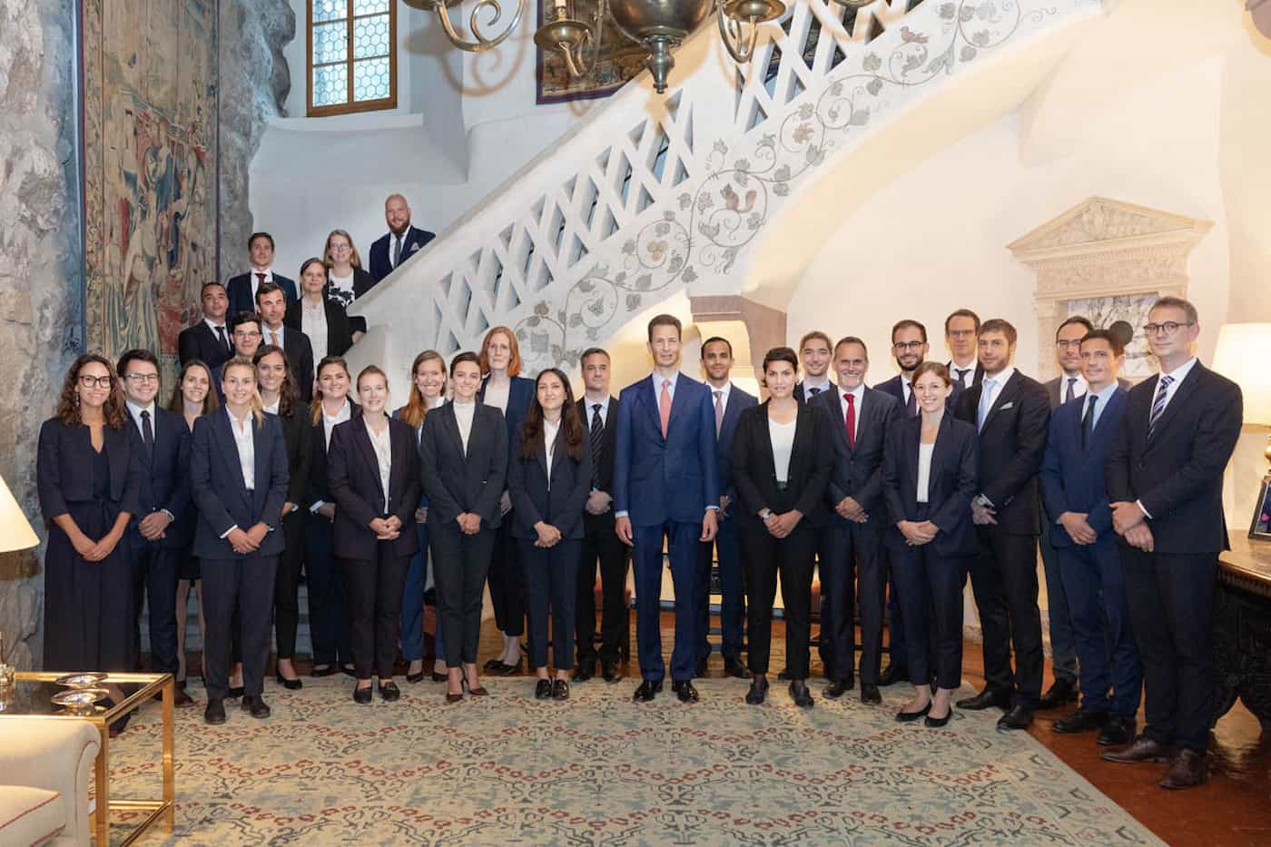 Gruppenfoto mit S.D. Erbprinz Alois von und zu Liechtenstein auf Schloss Vaduz.
