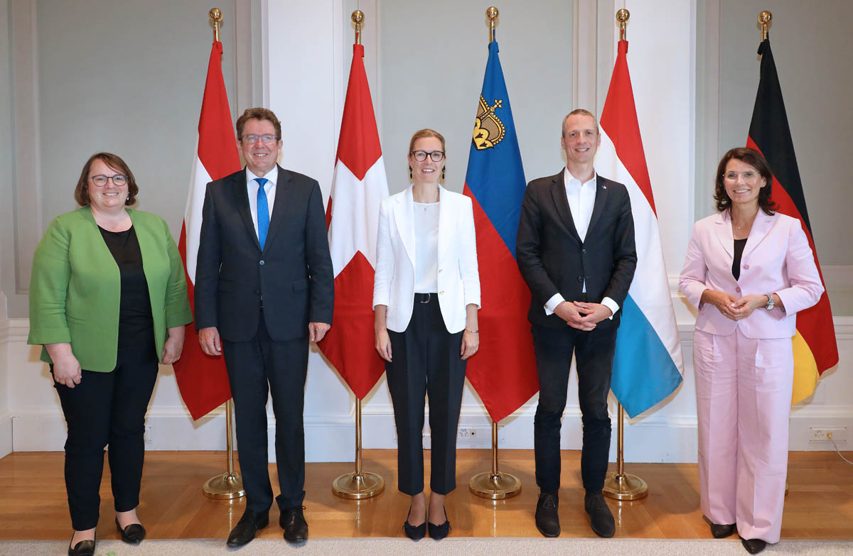 Elfriede-Anna More, Sektionschefin-Stellvertreterin, Abteilungsleiterin VI/9, Internationale Klima- und Umweltangelegenheiten Österreich, Bundesrat Albert Rösti, Schweiz, Regierungschefin-Stellvertreterin Sabine Monauni, Serge Wilmes, Luxemburg und die parlamentarische Staatssekretärin Rita Schwarzelühr-Sutter, Deutschland.