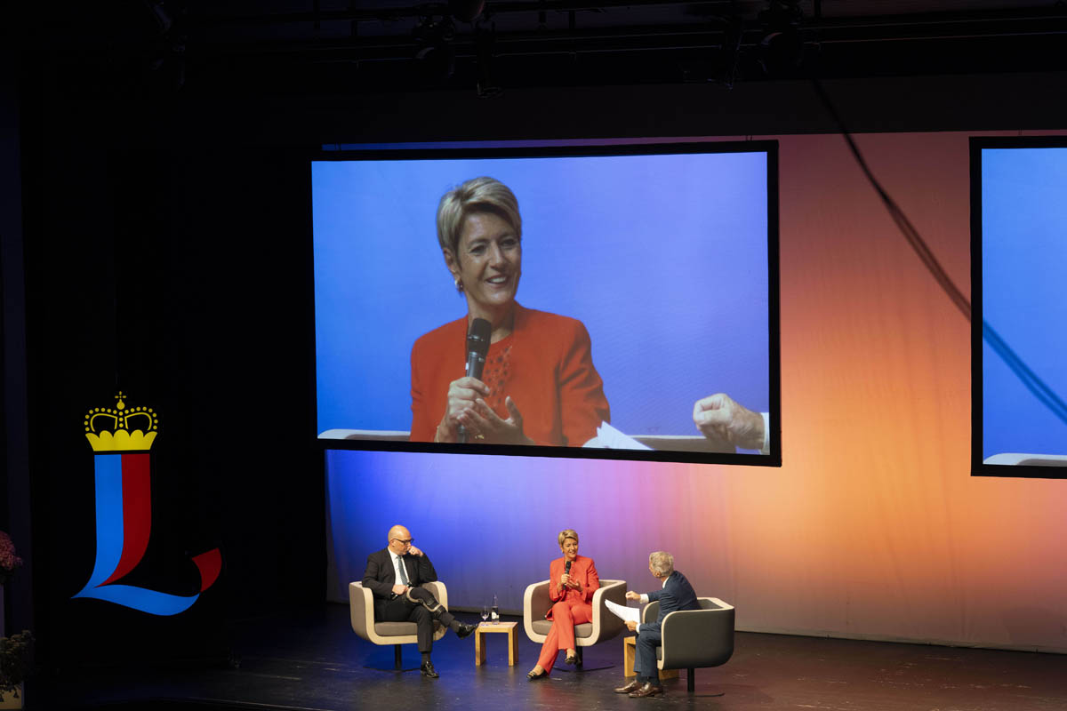 Regierungschef Daniel Risch und Bundesrätin Karin Keller-Sutter diskutierten unter der Leitung von Moderator Reto Lipp