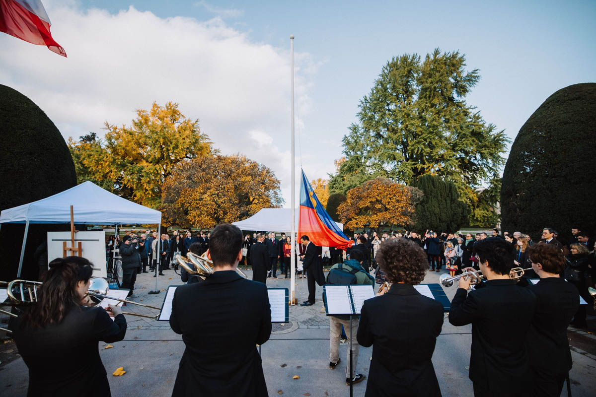 Traditionelles Flaggenhissen auf dem Place république: Die Flagge Liechtensteins wird während sechs Monaten vor dem Rathaus der Stadt Strassburg wehen.