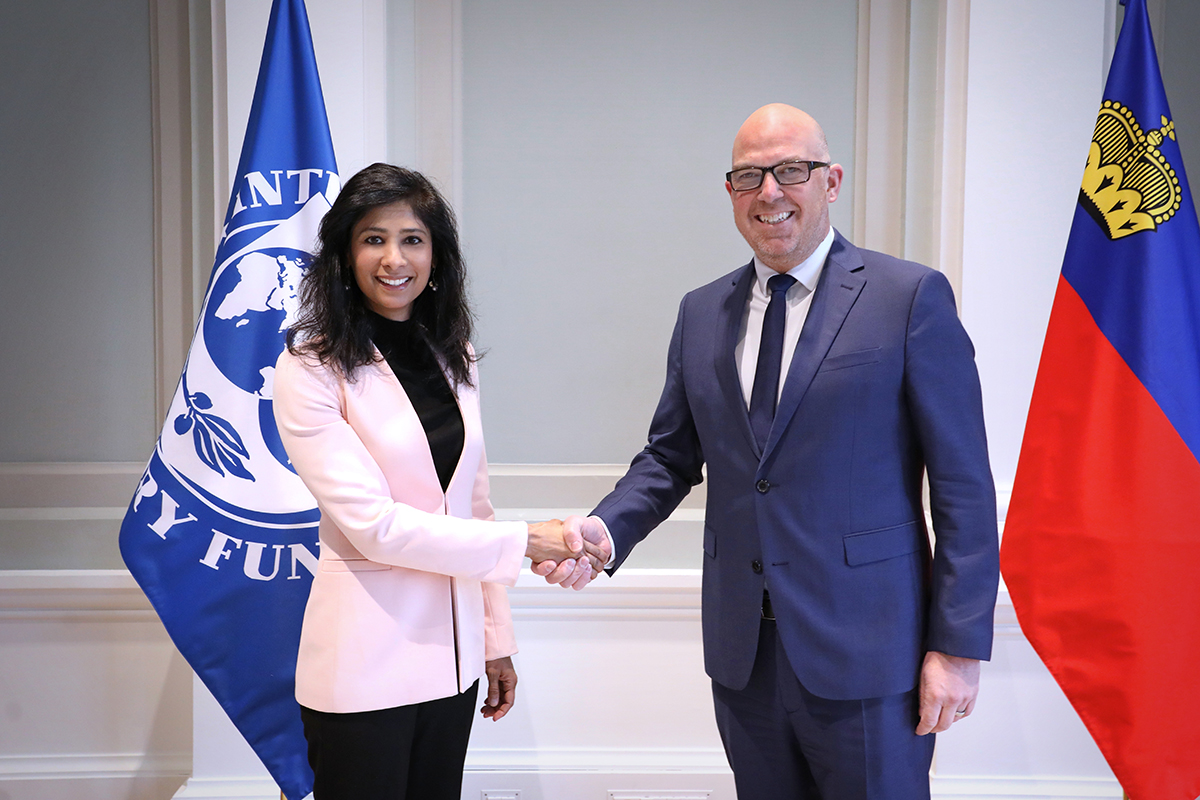 Regierungschef Daniel Risch empfängt die stellvertretende geschäftsführende Direktorin des IWF, Gita Gopinath, in Vaduz