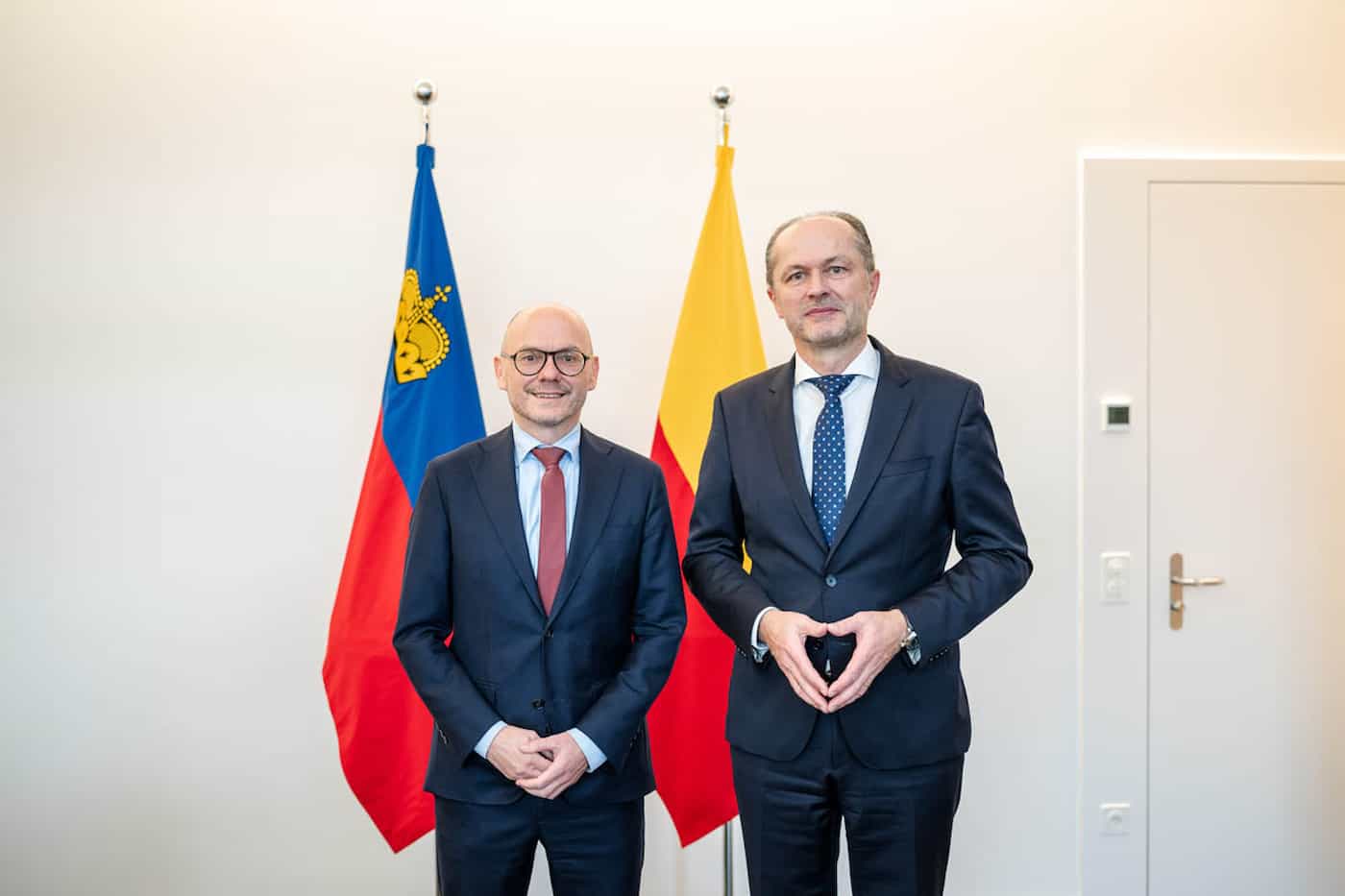 Regierungsrat Hubert Büchel und Benoît Revaz, Direktor des Bundesamtes für Energie beim Arbeitstreffen in Vaduz. (Quelle: IKR/Julian Konrad)