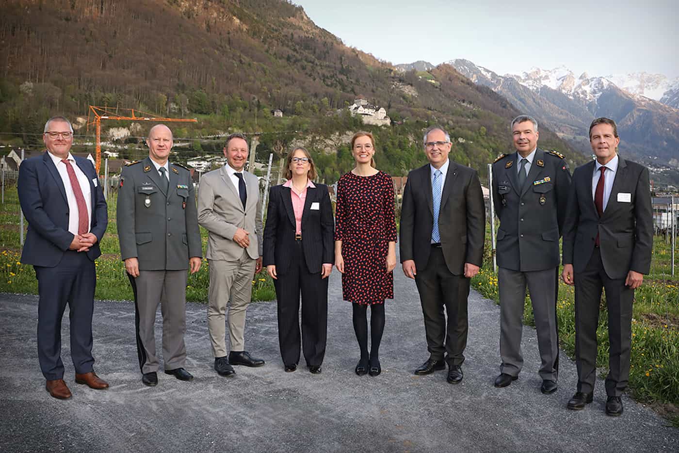 Diego Ochsner (Präsident KVMBZ), Divisionär Willy Brülisauer (Kommandant Territorialdivision 4 der Schweizer Armee), Robert Stocker (Leiter Abteilung II/13 Staatliches Krisen- und Katastrophenmanagement und Koordination Zivile Sicherheit, Wien), Michaela Schärer (Direktorin Bundesamt für Bevölkerungsschutz), Regierungschef-Stellvertreterin Sabine Monauni, Manfred Bischof (Bürgermeister Vaduz), Korpskommandant Hans-Peter Walser (Chef Kommando Ausbildung/Stellvertretender Chef der Schweizer Armee) und Emanuel Banzer (Leiter Amt für Bevölkerungsschutz FL)