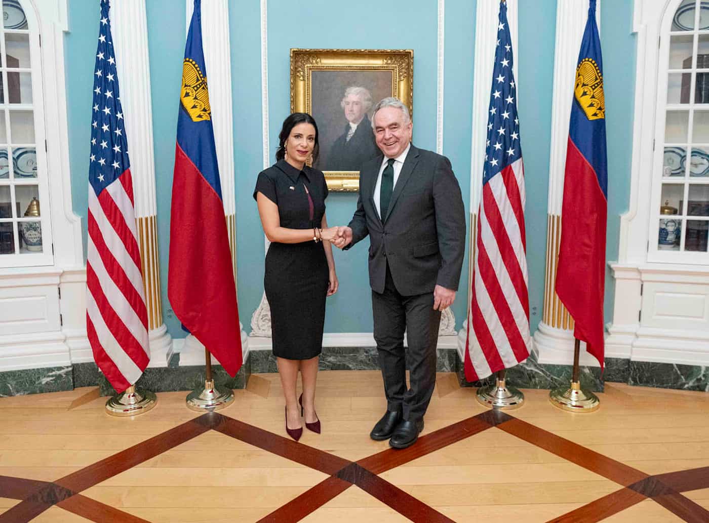 US Vize-Aussenminister Kurt Campbell begrüsst Aussenministerin Dominique Hasler. (Quelle: Freddie Everett)