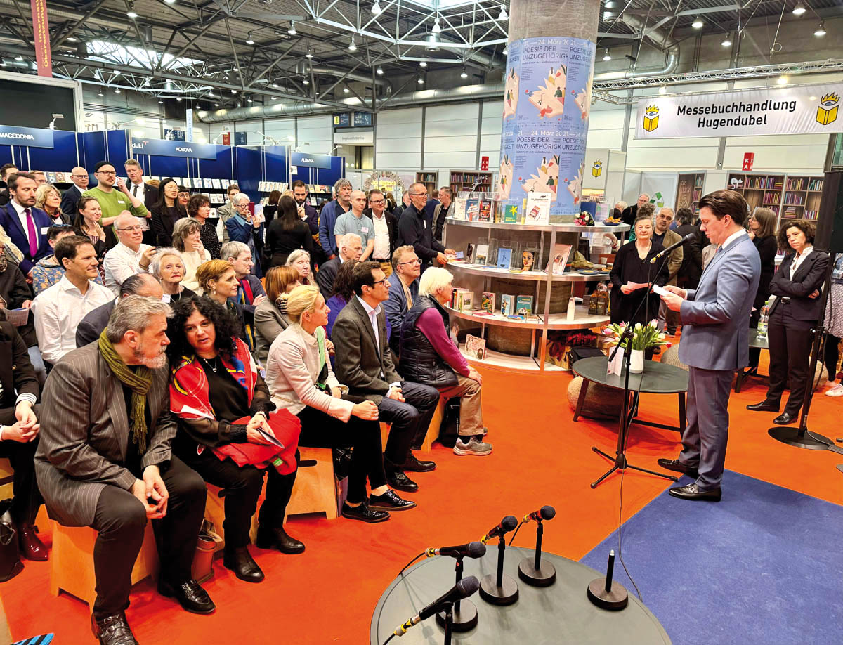 Regierungsrat Manuel Frick bei der Stand-Eröffnung des Übersetzungsnetzwerks Traduki.