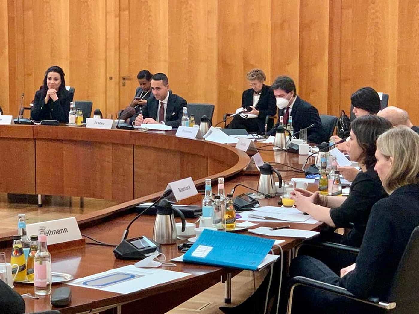 Blick in die Runde der Teilnehmer der Unterstützungskonferenz für die Republik Moldau mit Regierungsrätin Dominique Hasler und Aussenministerin Annalena Baerbock 