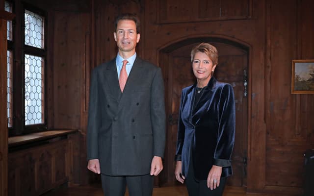 S.D. Erbprinz Alois von und zu Liechtenstein begrüsst Bundesrätin Karin Keller-Sutter zum Höflichkeitsbesuch auf Schloss Vaduz